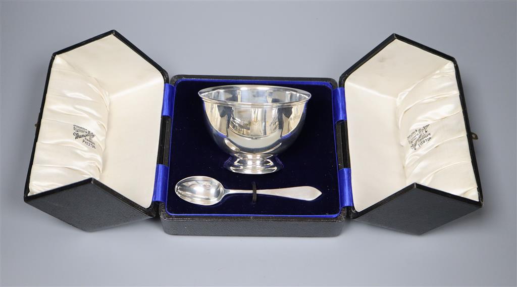 A plain circular silver bowl and spoon in fitted case, Wakely & Wheeler, London, 1915, 4.5oz.